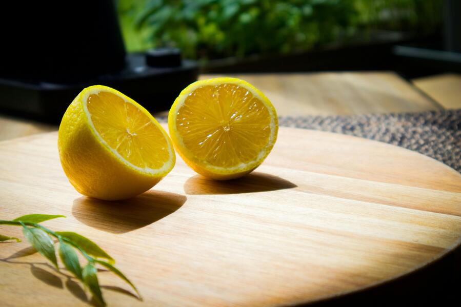 Rengöra mikrovågsugn naturligt med citron