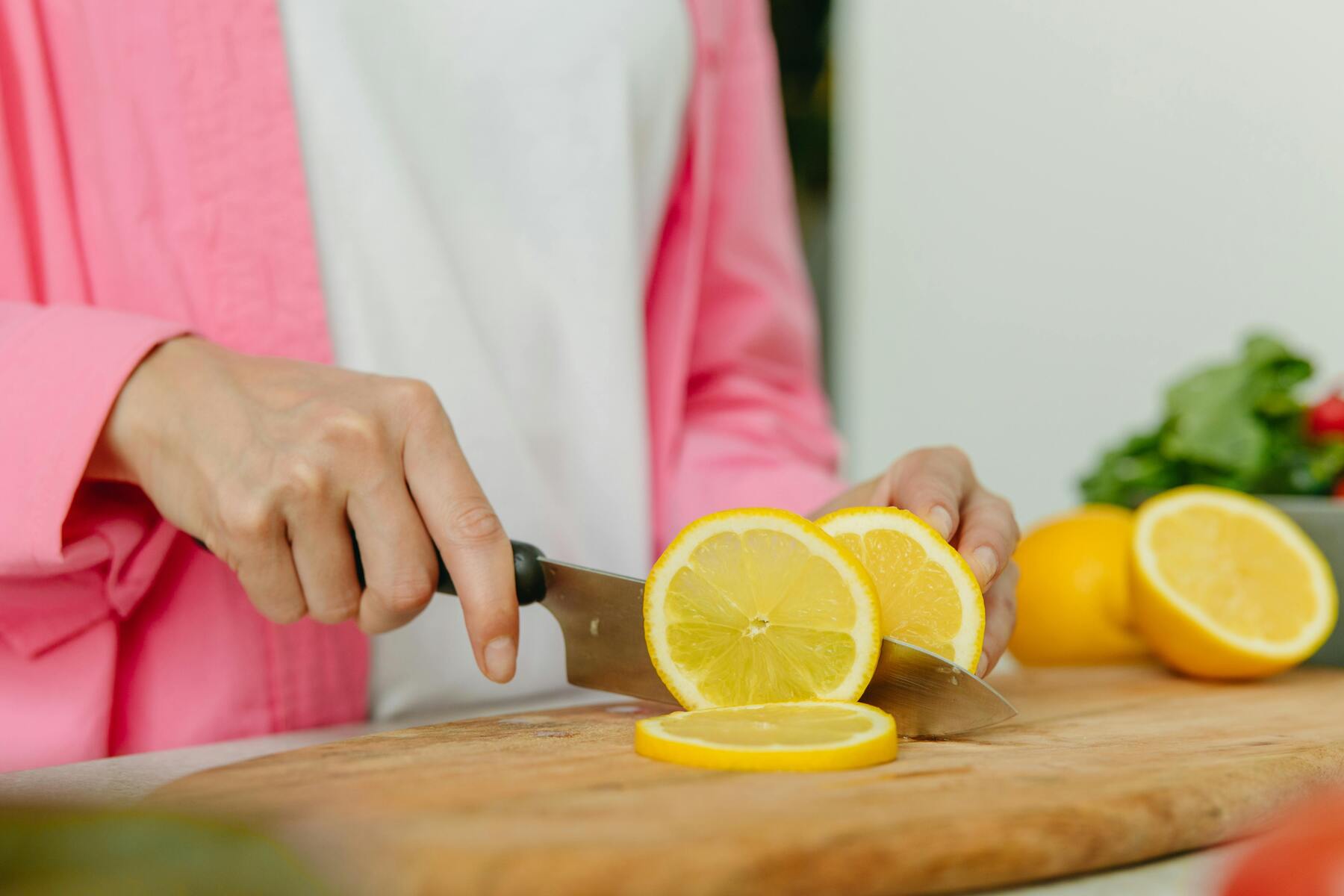Naturlig rengöring av skärbrädor med citron och salt