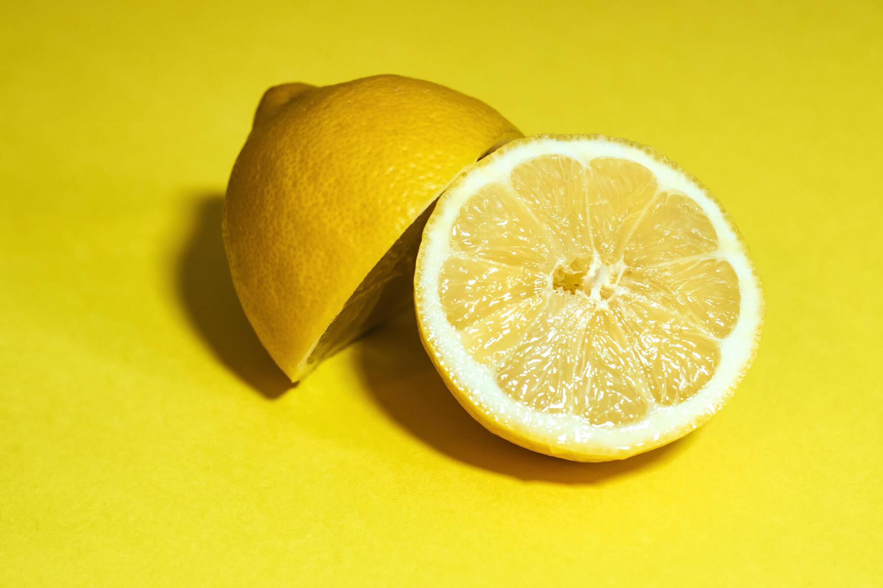 Så rengör du din mikrovågsugn naturligt med citron och vatten