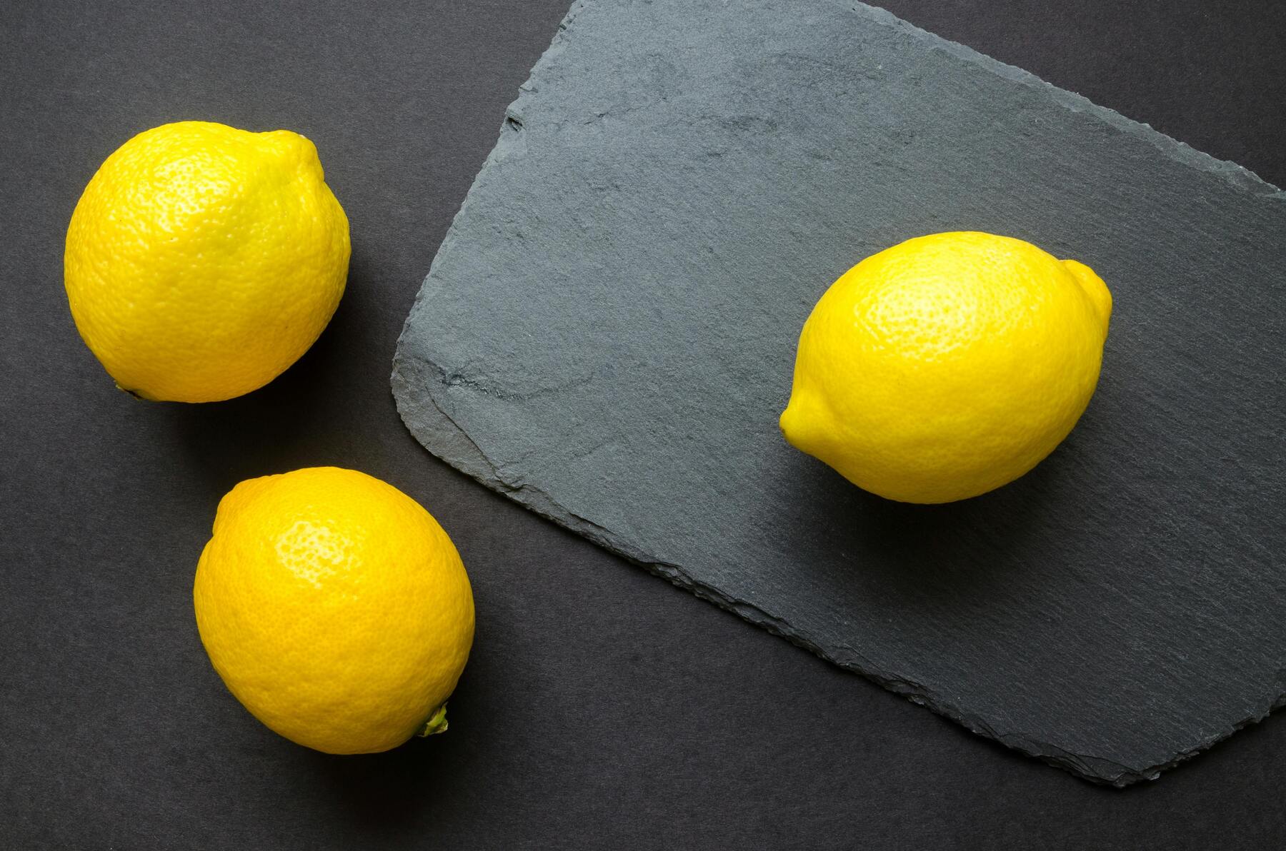 Naturlig fläckborttagning på kläder med citronsaft