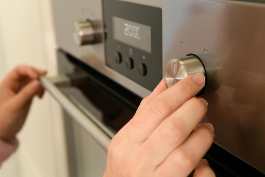 Bikarbonat städar ugnen effektivt och naturligt