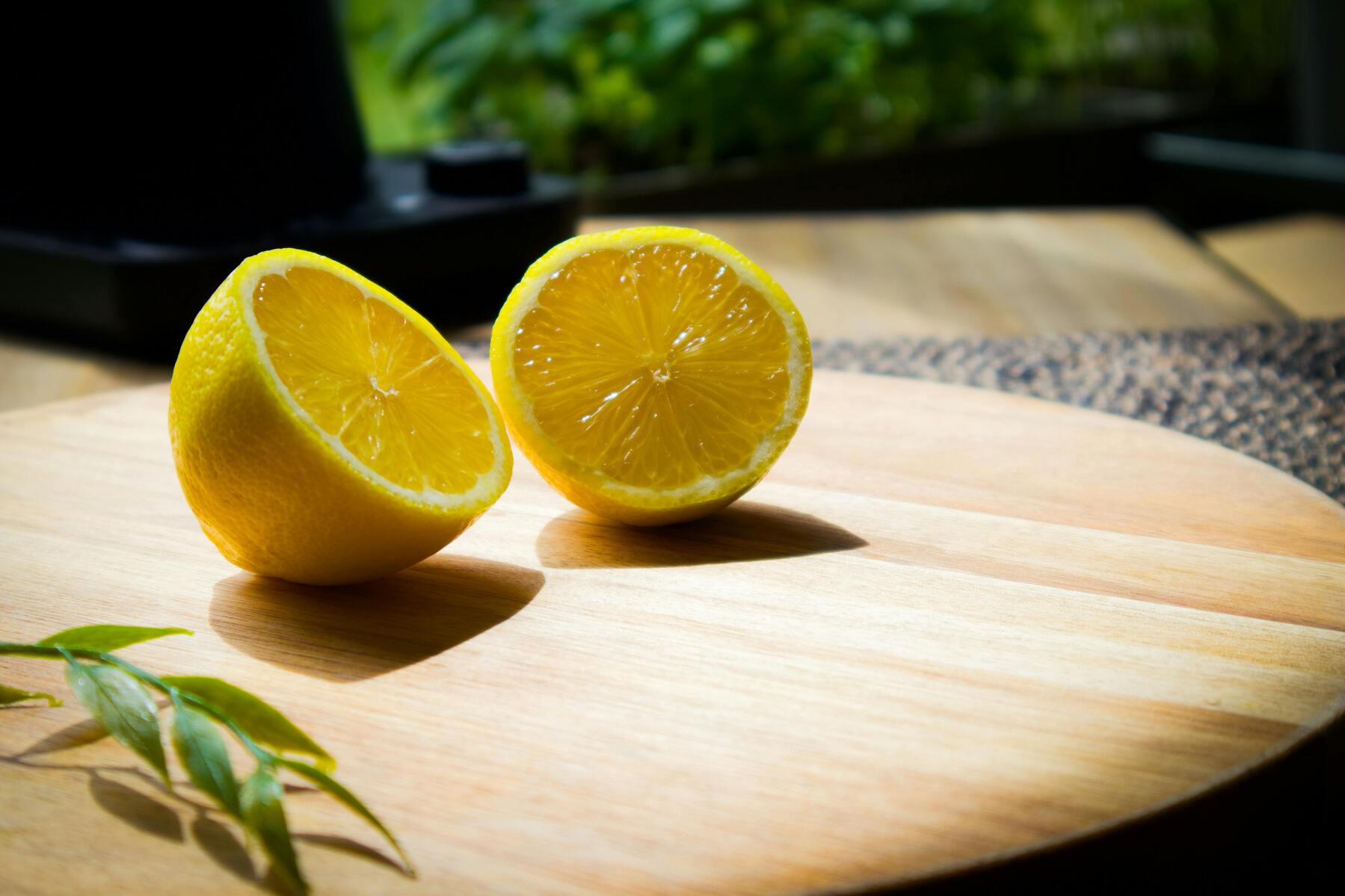 Rengöra mikrovågsugn naturligt med citron