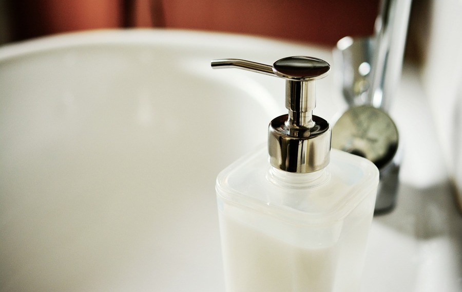 Naturliga knep för att hålla ditt badrum gnistrande rent - utan gifter!